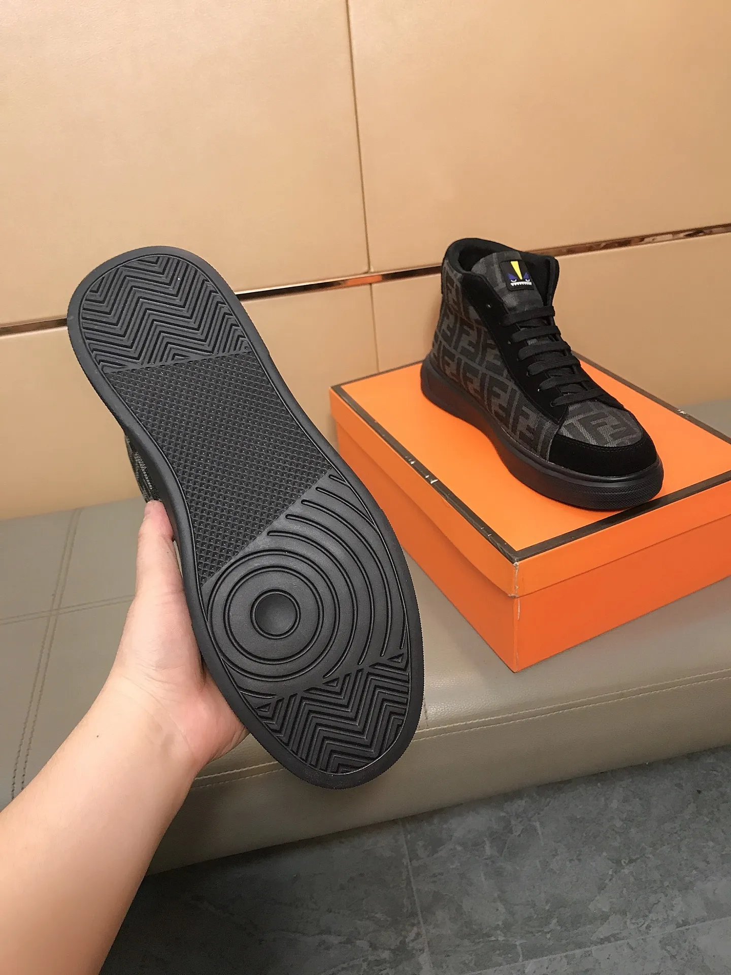 Men's shoes 240 🥾🥾↔️↔️[fendi] Fendi classic and comfortable men's high-top casual shoes, the upper is made of nubuck leather with brand printed fabrics, sheepskin feet, and rubber wear-resistant outsole. This unique style is suitable for all seasons, casual and refined sensibility, comfortable and natural on the feet. It is an everyday style for casual travel in autumn and winter! Code number: 38-44